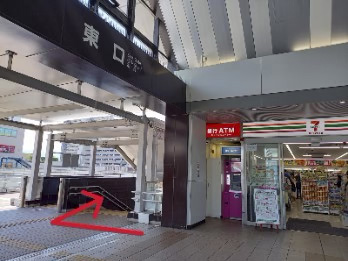 ＪＲ阪和線「和泉府中駅」東口を出て右に降りて下さい