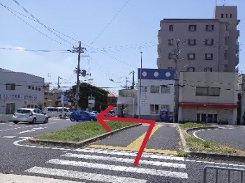 松尾歯科医院を目指して横断歩道を渡り切りましたら、左折し直進してください