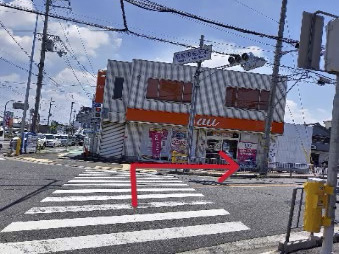 auショップ 和泉府中店が見えるまで直進をし、右折してください